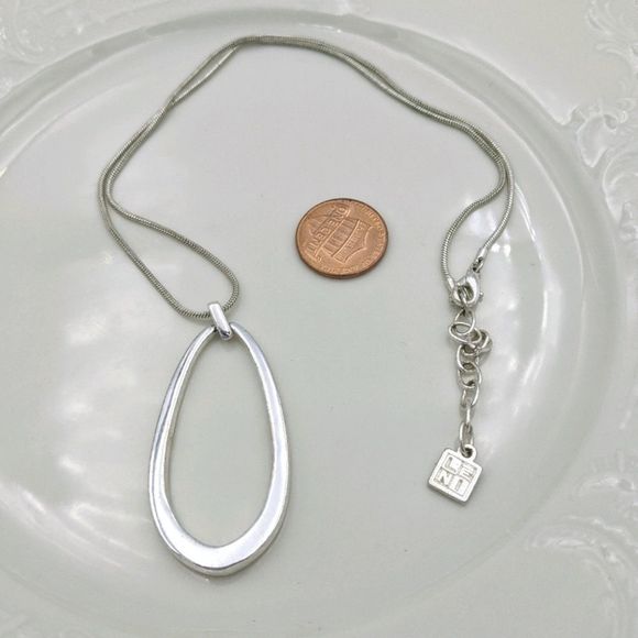 Leon Silver Tone Oval Circle Pendant Necklace - Picture 2 of 8